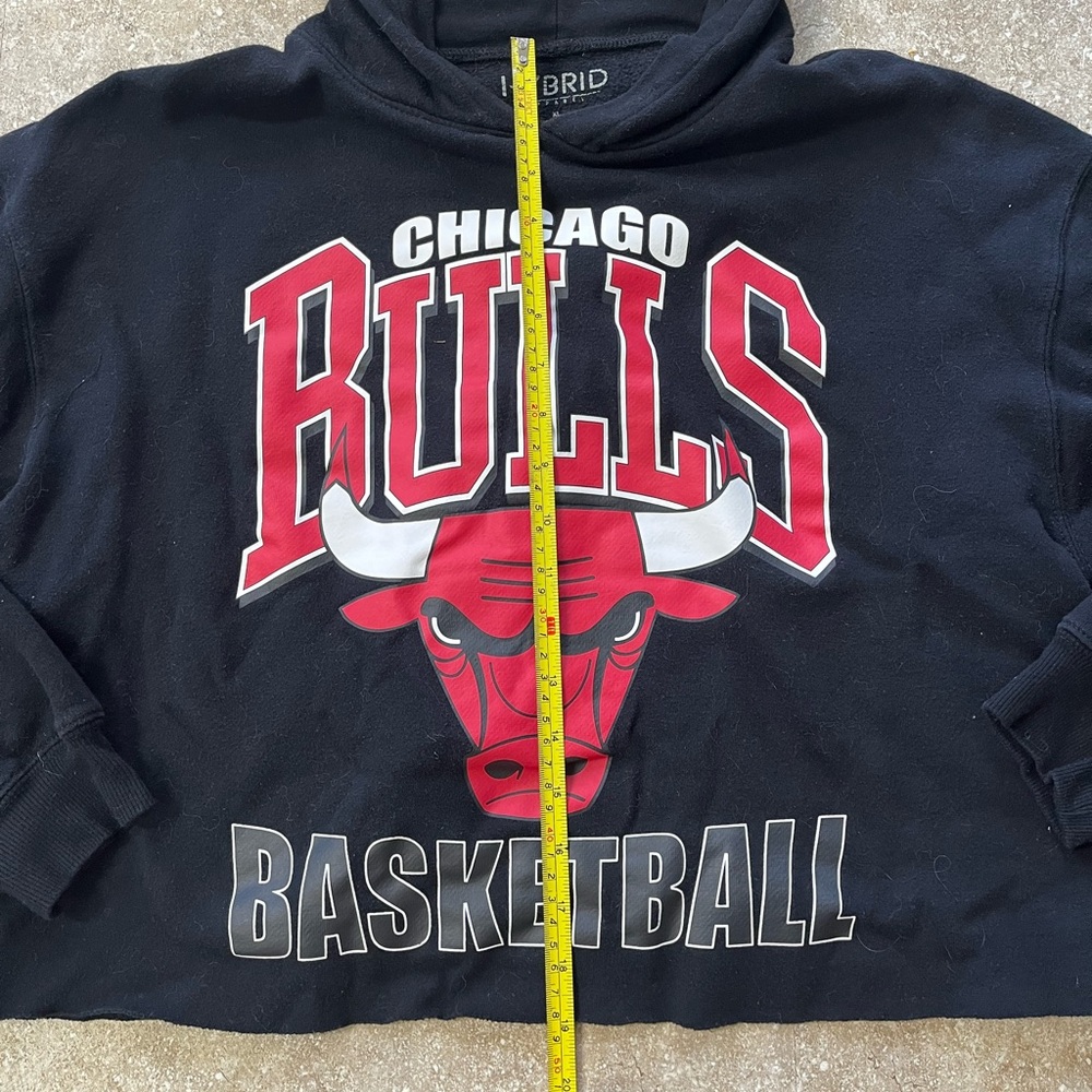 Hybrid & Company Black and Red Chicago Bulls Cropped Hoodie with Raw Hem - Picture 4 of 4